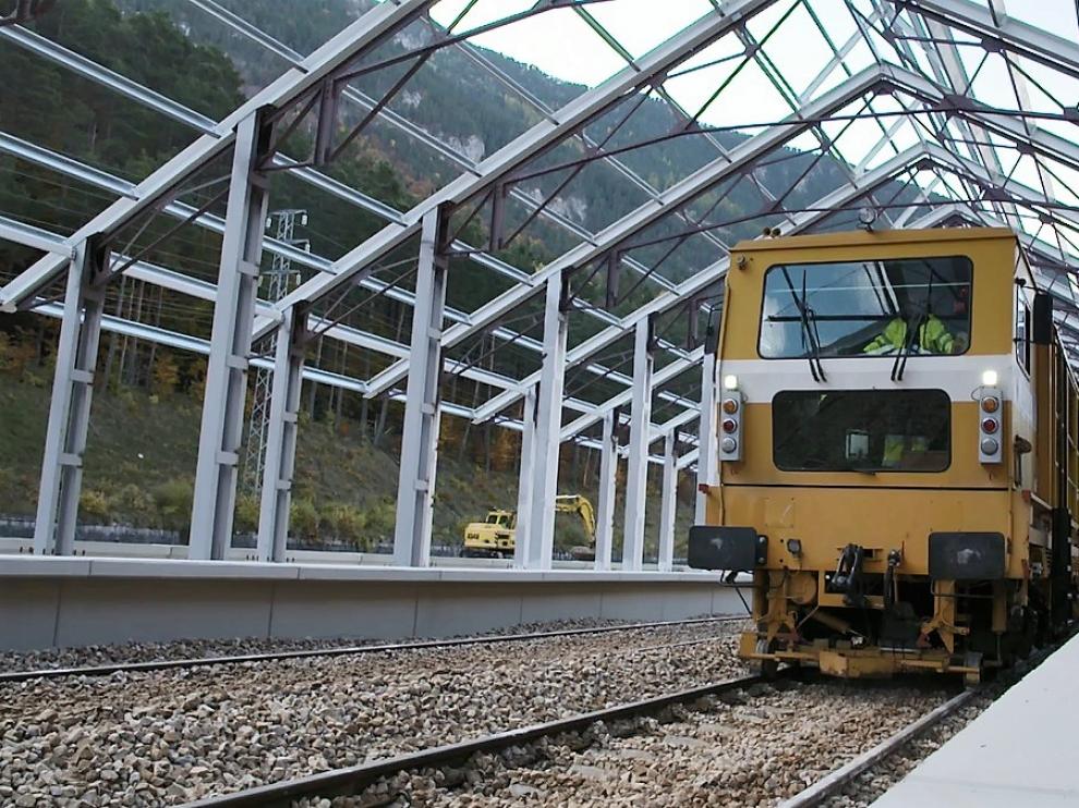 Una locomotora prueba las nuevas vías de la estación de Canfranc