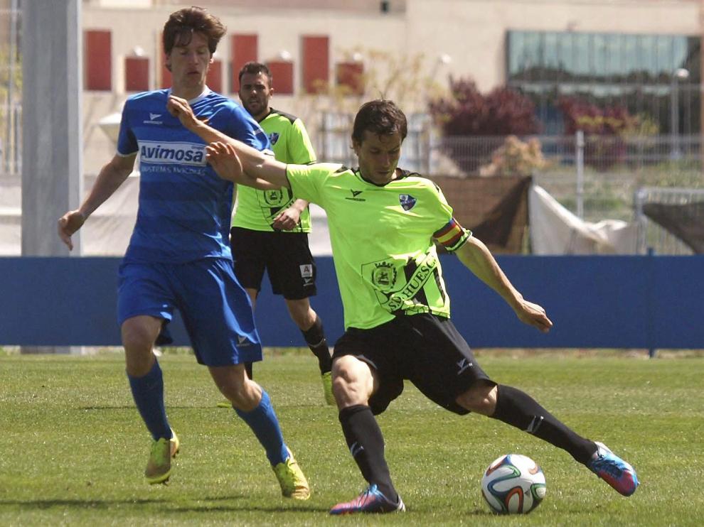 Juanjo Camacho, durante el último cruce entre SD Huesca y Fuenlabrada.
