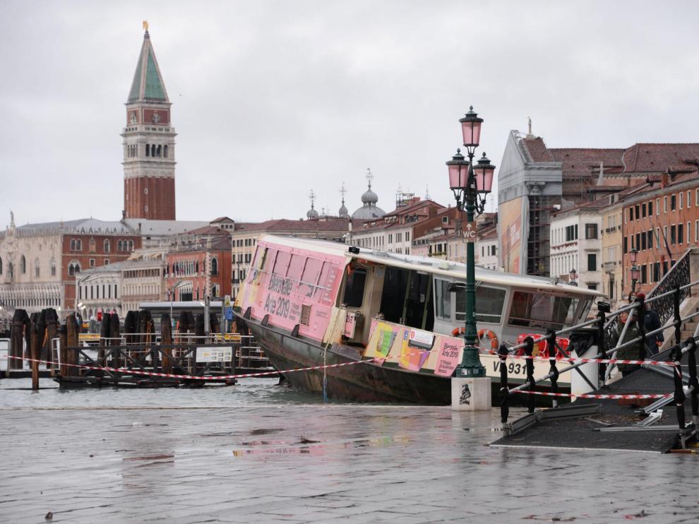 Venice (Italy), 13/11/2019.- A view of a boat stranded on the docks following bad weather in Venice, northern Italy, 13 November 2019. A wave of bad weather has hit much of Italy on 12 November. Levels of 100-120cm above sea level are fairly common in the lagoon city and Venice is well-equipped to cope with its rafts of pontoon walkways. (Italia, Niza, Venecia) EFE/EPA/ANDREA MEROLA Flooding in Venice