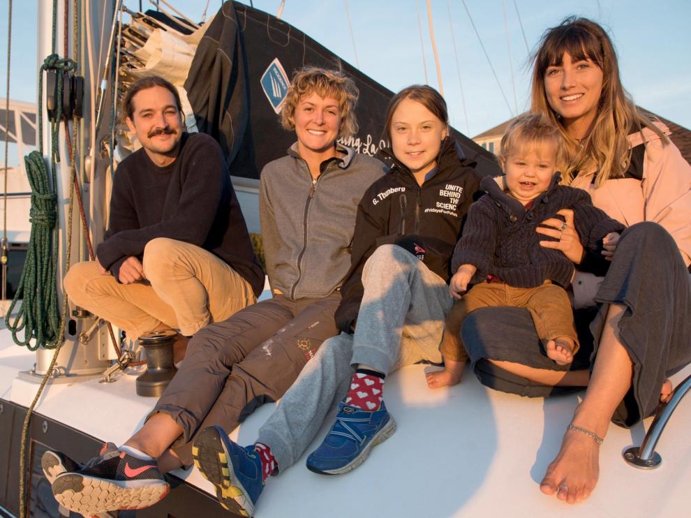 Greta Thunberg posa sobre la cubierta del catamarán La Vagabonde que la traerá a España