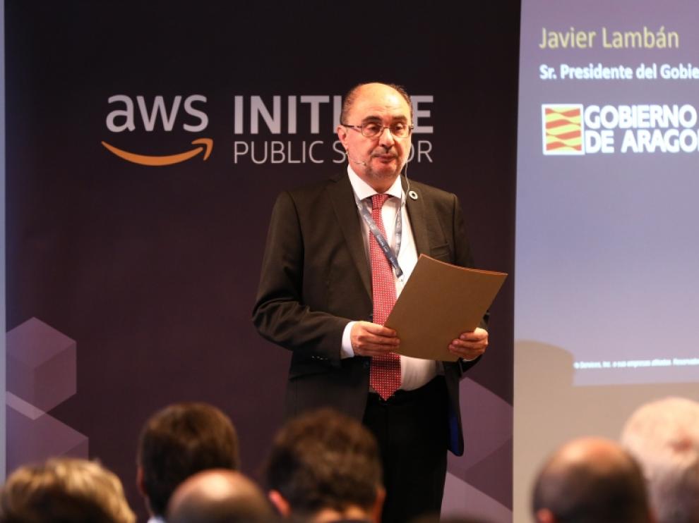 Javier Lambán participa en la Jornada AWS Initiate de Amazon en Madrid.