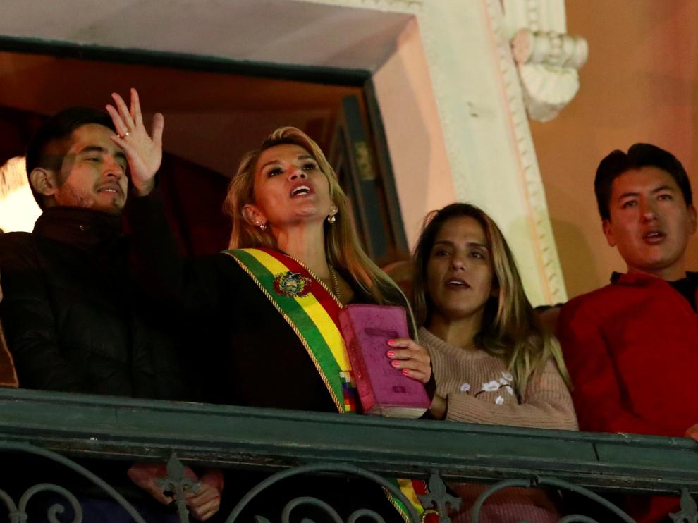 La senadora opositora Jeanine Anez tomó posesión como presidenta interina de Bolivia prometiendo elecciones
