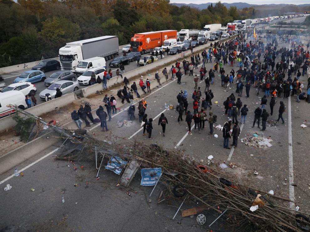 Manifestantes independentistas llevan varios días complicando la circulación en la frontera con Francia