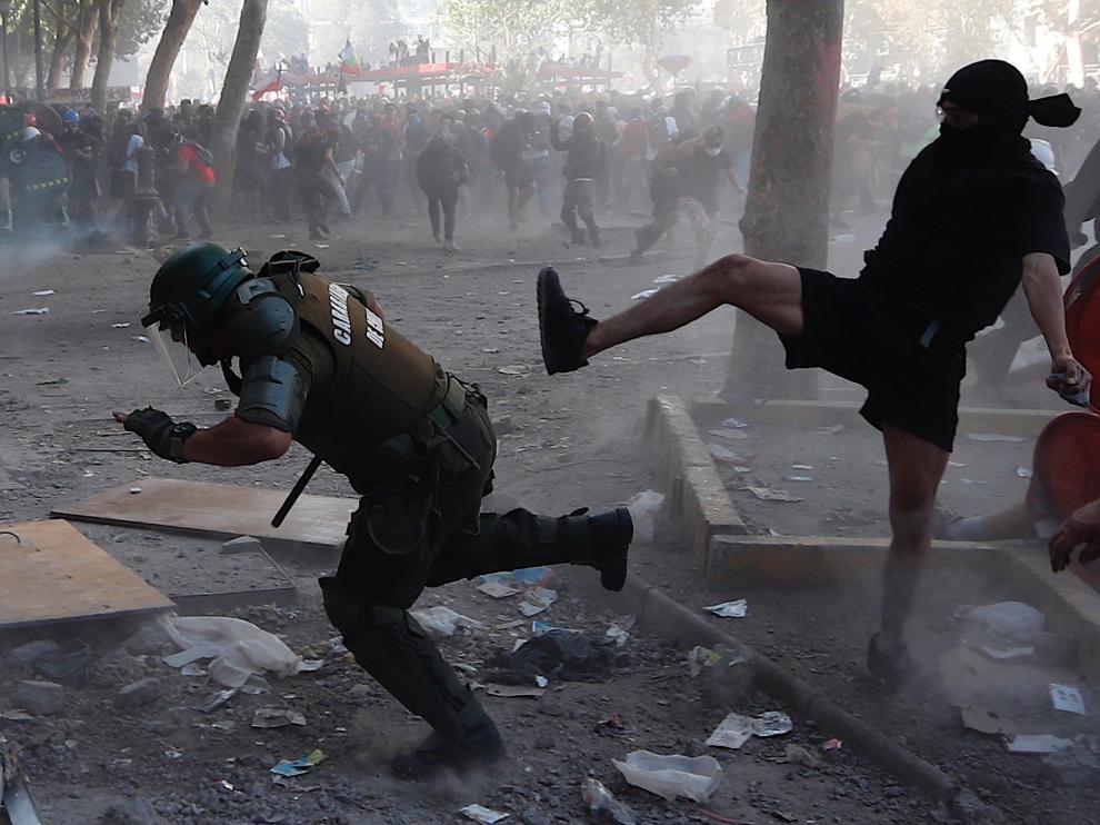 Manifestantes se enfrentan a la policía en Chile