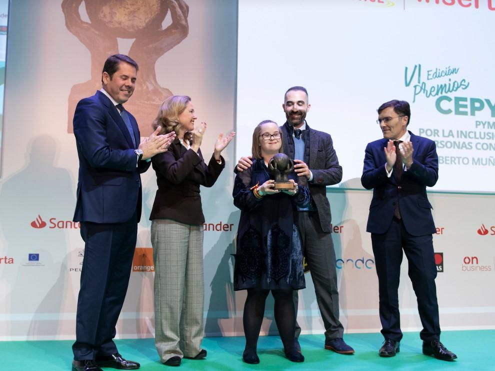María Izuel y Alberto Muñoz, en el centro, en la gala de entrega de premios de Cepyme junto a la ministra de Economía en funciones, Nadia Calviño.