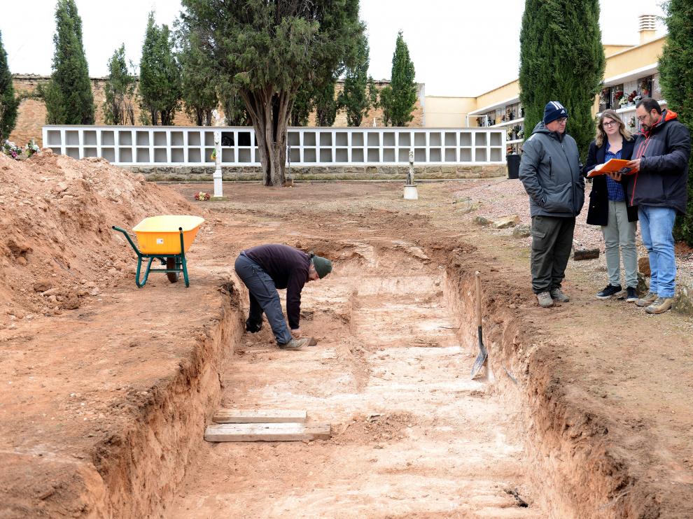 Inicio de la excavación en busca de la fosa común del cementerio de Alcañiz.