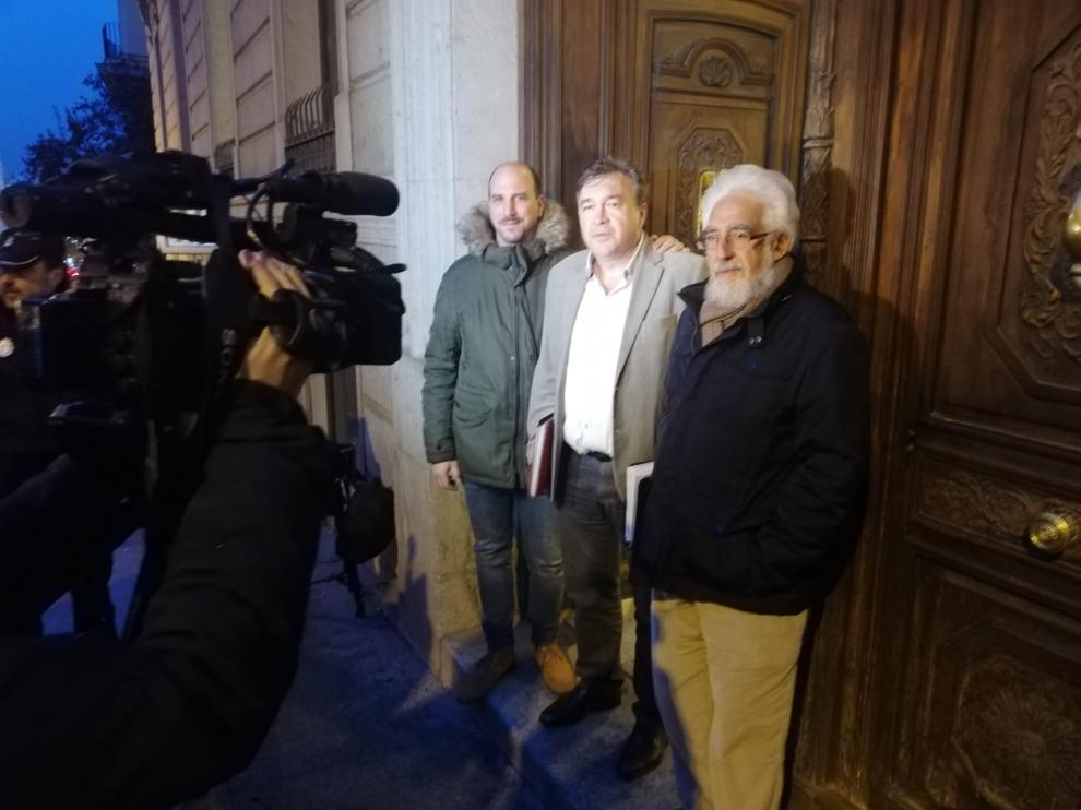 La delegación de Teruel Existe en las puertas del Congreso antes de reunirse con el PSOE.