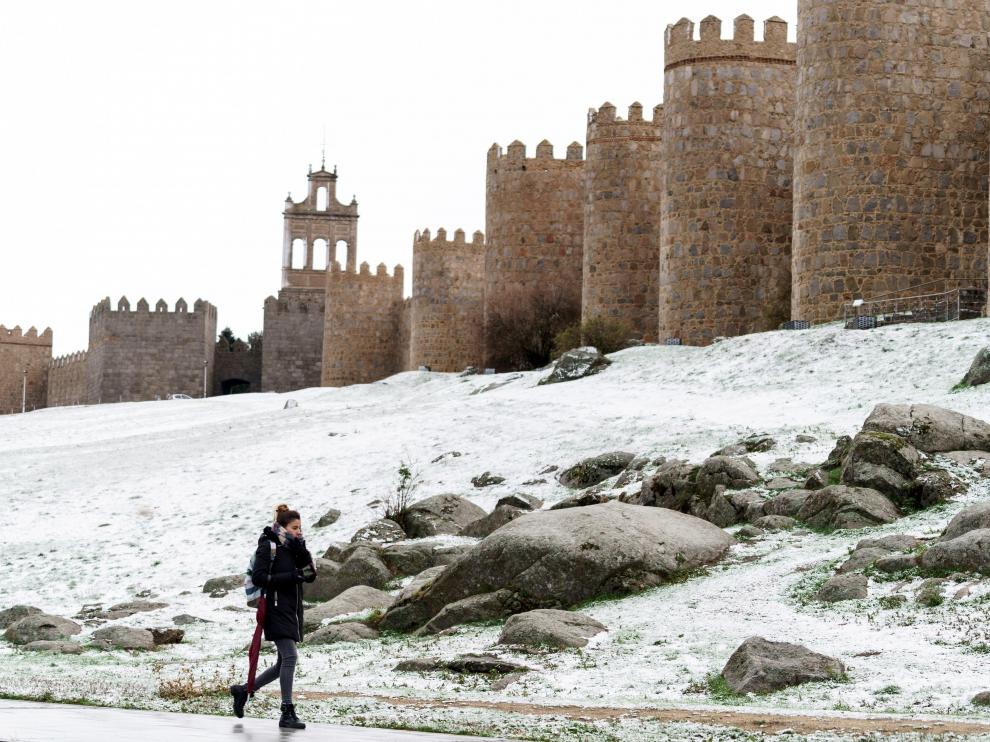 Frío y copiosas nevadas en el norte por una borrasca que dejará tiempo invernal. En la imagen, Ávila.