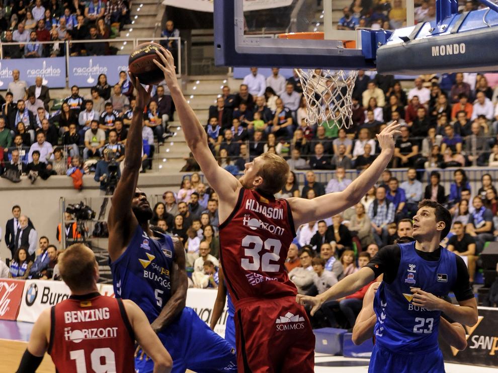 Hlinason impide el lanzamiento de Earl Clark en el partido ante el Burgos.