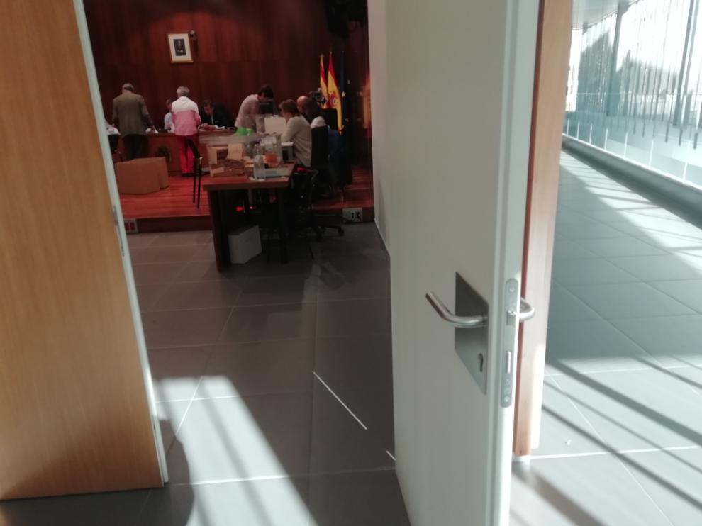 La Junta Electoral Central se reunió para recontar los votos de los aragoneses del extranjero en una sala de la Audiencia de Zaragoza.