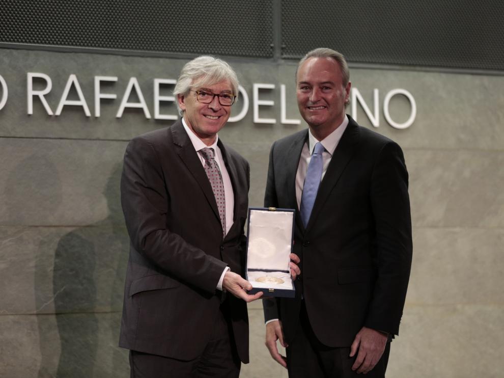 Antonio Jiménez recoge el galardón de manos del senador Alberto Fabra.