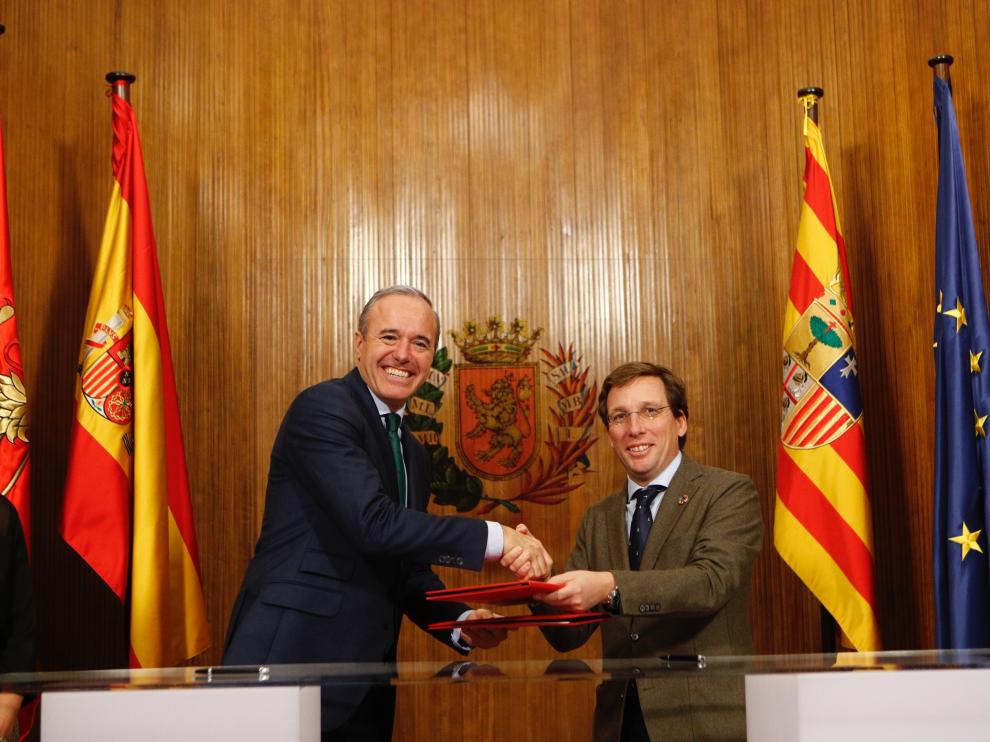 Los alcalde de Zaragoza y Madrid, Jorge Azcón y José Luis Martínez Almeida, este viernes en el Ayuntamiento de la capital aragonesa.