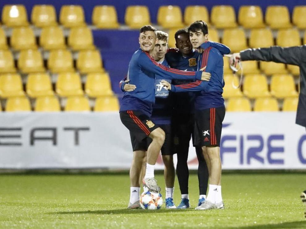 Clemente, junto a varios compañeros, en un entrenamiento de la selección sub-21.