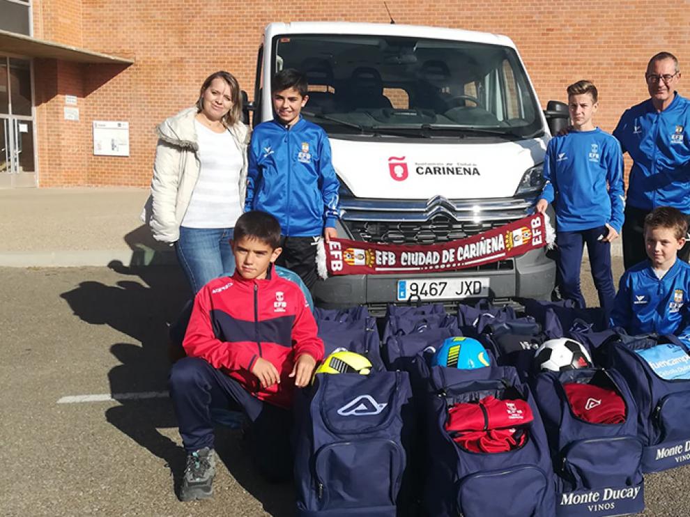 Jugadores y responsables del club de fútbol, con parte del material recolectado