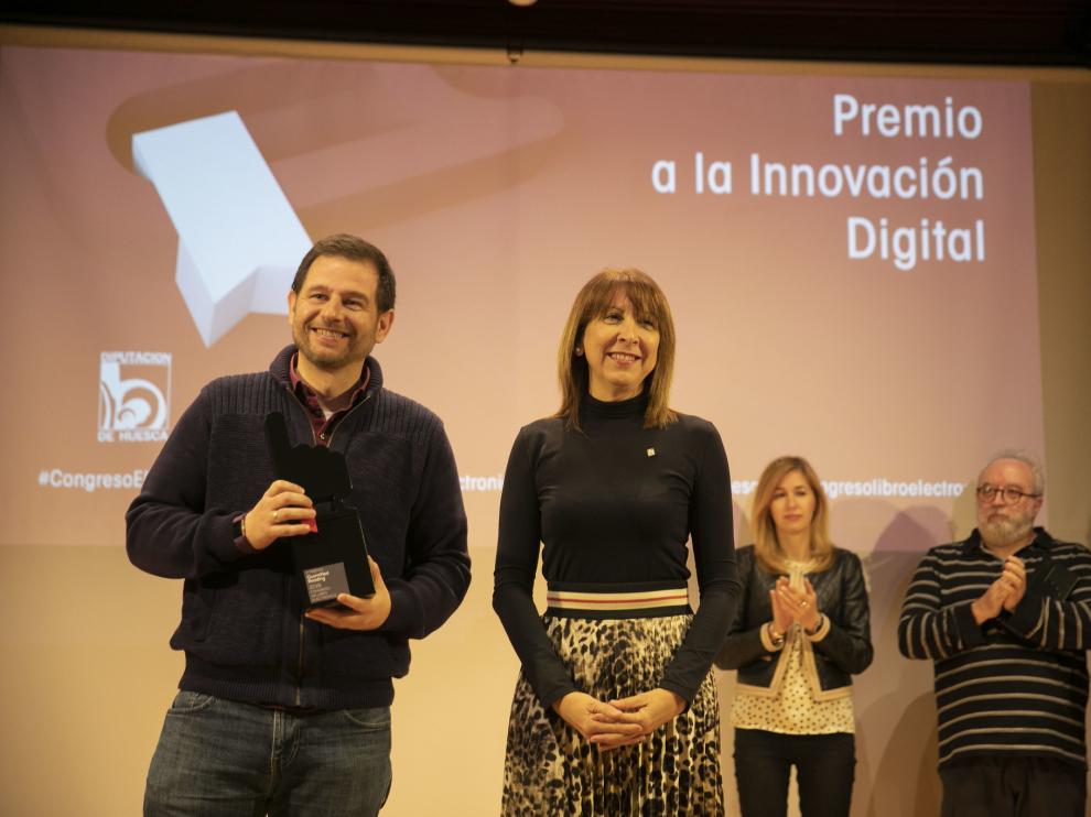 Justo Hidalgo, de la empresa ganadora, con la diputada Berta Fernández.