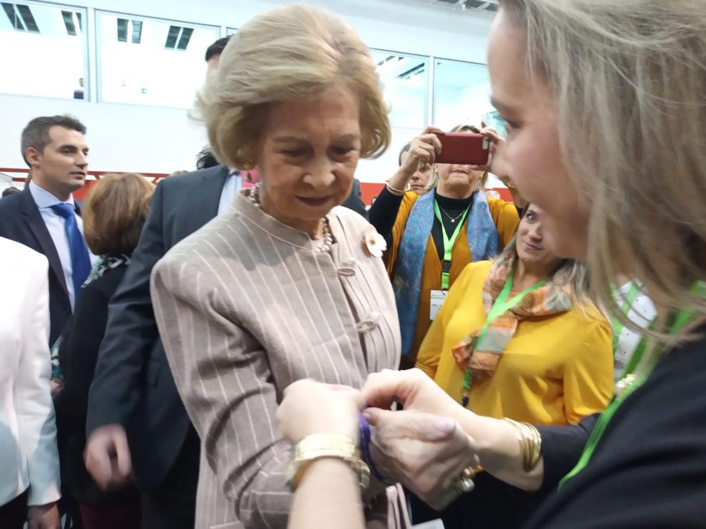 La reina doña Sofía recibe una pulsera de manos de Celia Lastra, directora de AFAE Elche .