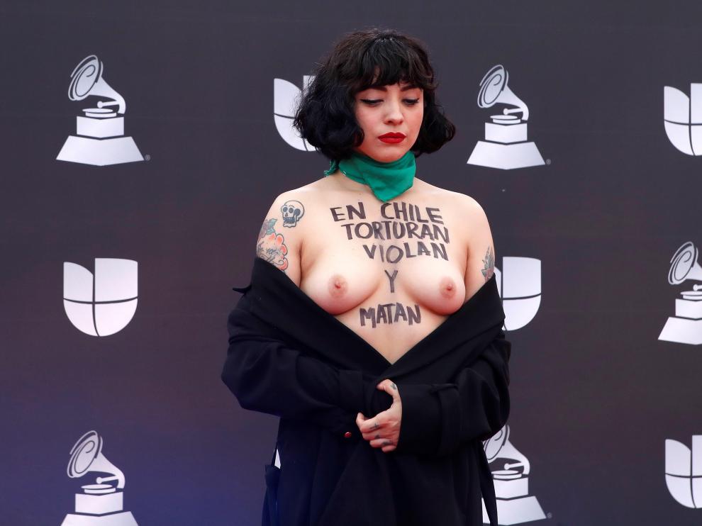 Las Vegas (United States), 15/11/2019.- Mon Laferte exposes her breast with writings reading 'In Chile they torture, rape and kill' as she arrives for the 20th annual Latin Grammy Awards ceremony at the MGM Grand Garden Arena in Las Vegas, Nevada, USA, 14 November 2019. The Latin Grammys recognize artistic and/or technical achievement, not sales figures or chart positions, and the winners are determined by the votes of their peers - the qualified voting members of the Latin Recording Academy. (Estados Unidos) EFE/EPA/NINA PROMMER EDITORS NOTE: Image contains nudity Arrivals - 20th Latin Grammy Awards