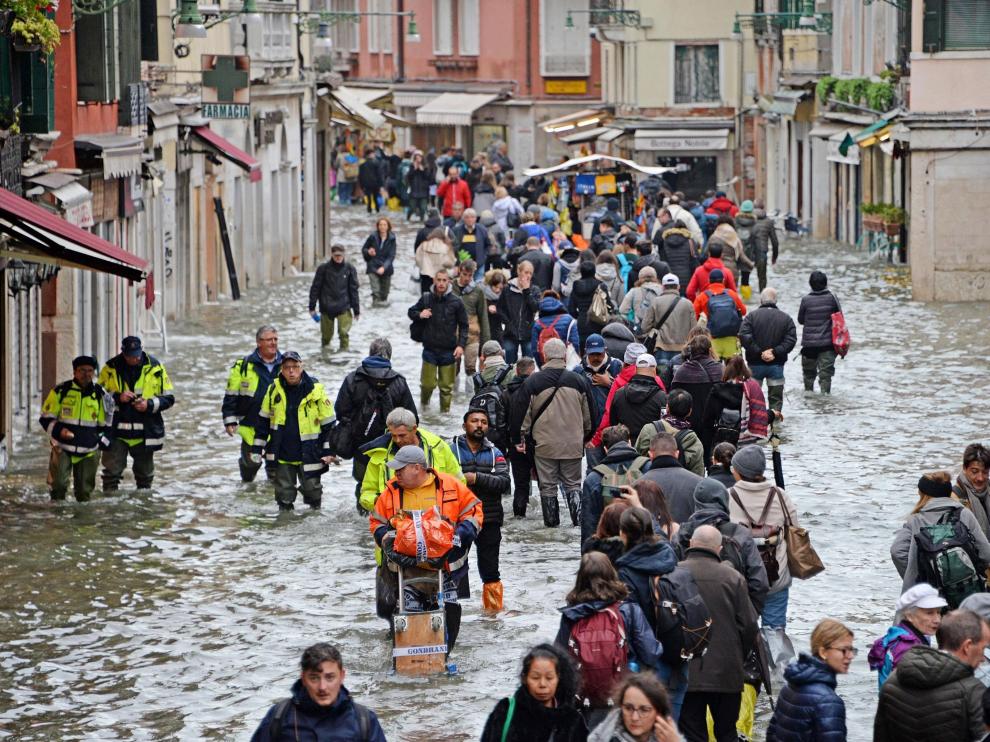 Turistas pasean por Venecia inundada por el 'aqua alta' este viernes, 15 de noviembre.