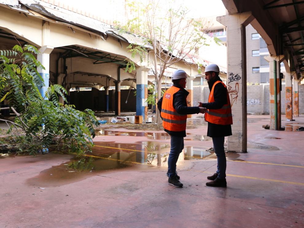 El concejal de Urbanismo, Víctor Serrano, y el de Participación, Javier Rodrigo, en la antigua fábrica de Giesa