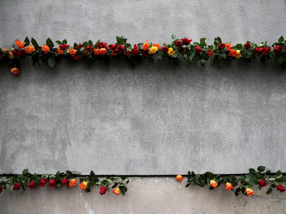 Flores en el memorial del Muro de Berlín.