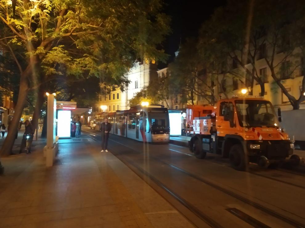 El tranvía detenido en la parada de César Augusto.