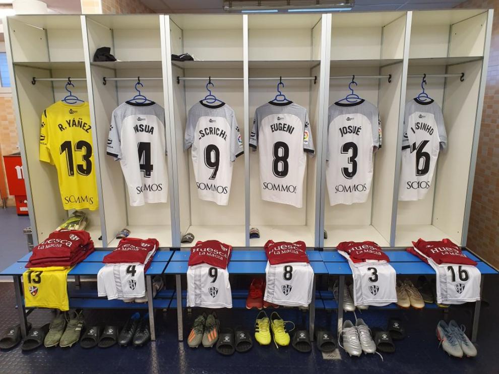 Vestuario de la SD Huesca en Fuenlabrada.