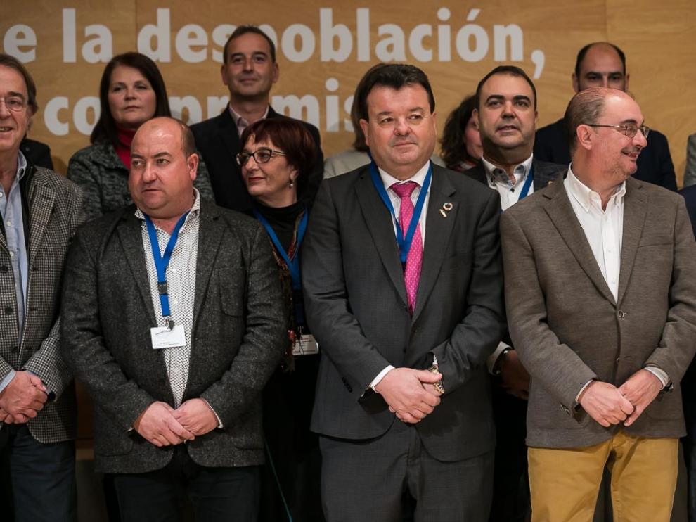 Los presidentes de la Famcp y de Aragón, Luis Zubieta y Javier Lambán, en el centro, en la asamblea general de la Federación Municipios celebrada este sábado en Zaragoza.