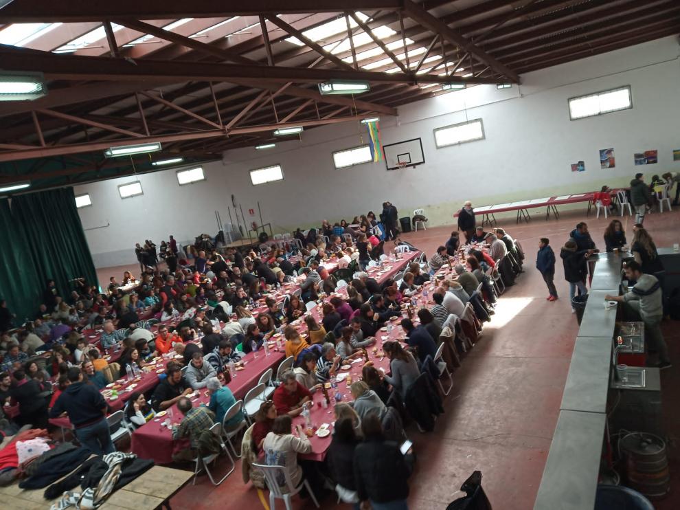 La comida del Día del Orgullo Rural ha reunido a trescientas personas en Cuevas de Almudén.