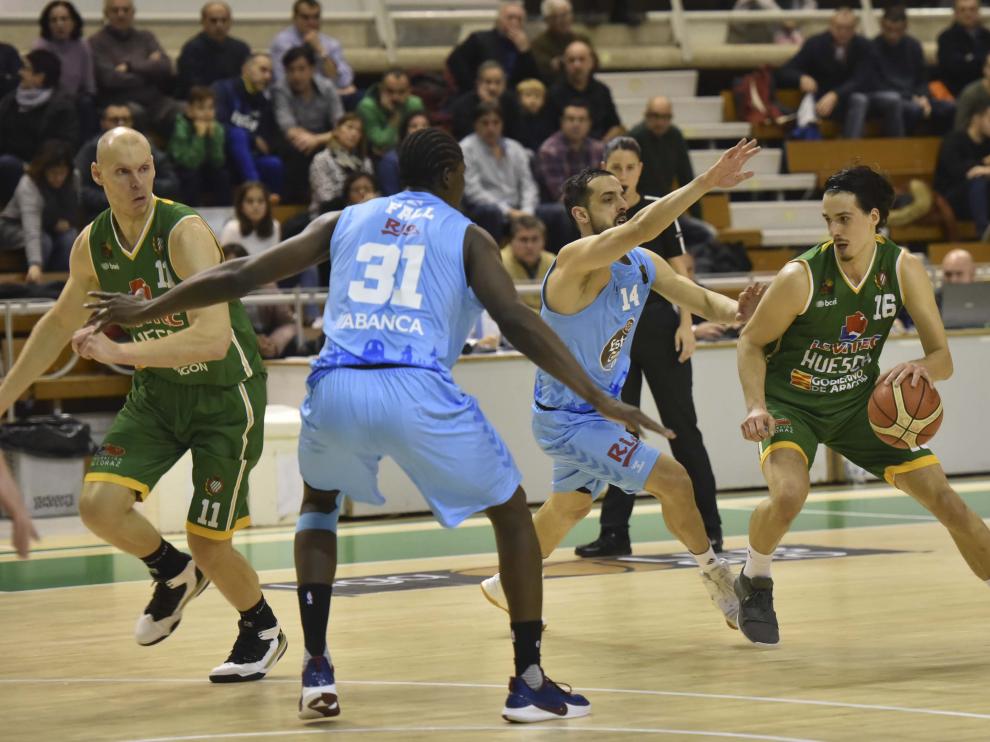 Nedim Dedovic busca el aro rival durante el partido de este sábado.