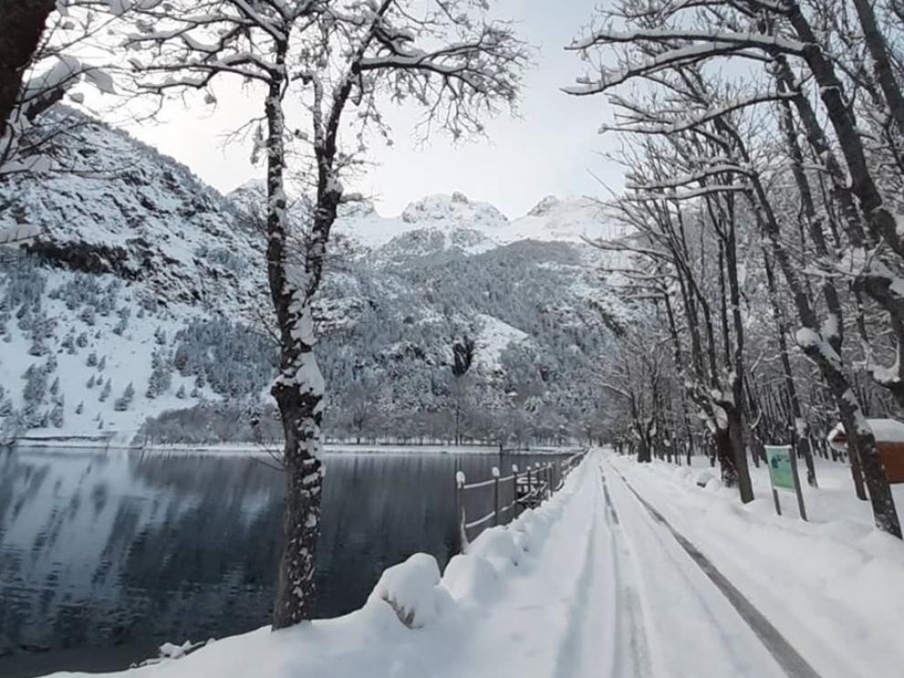 En el acceso al balneario de Panticosa es obligatorio el uso de cadenas.