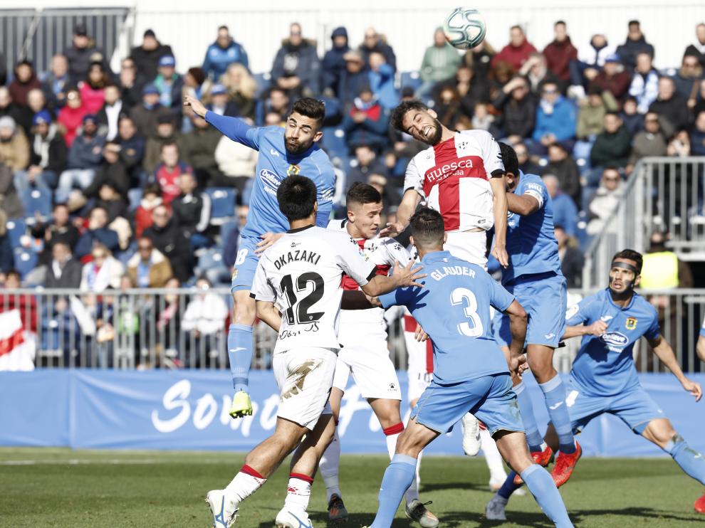 Josué Sá intenta anticiparse a Cristóbal en un balón aéreo.
