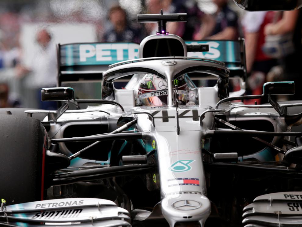 Lewis Hamilton, en boxes, durante las prácticas libres el Gran Premio de Brasil