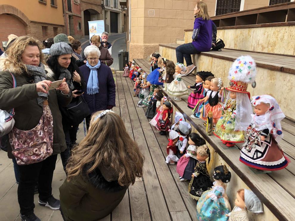 El público observa la exposición de Nancy en Barbastro.