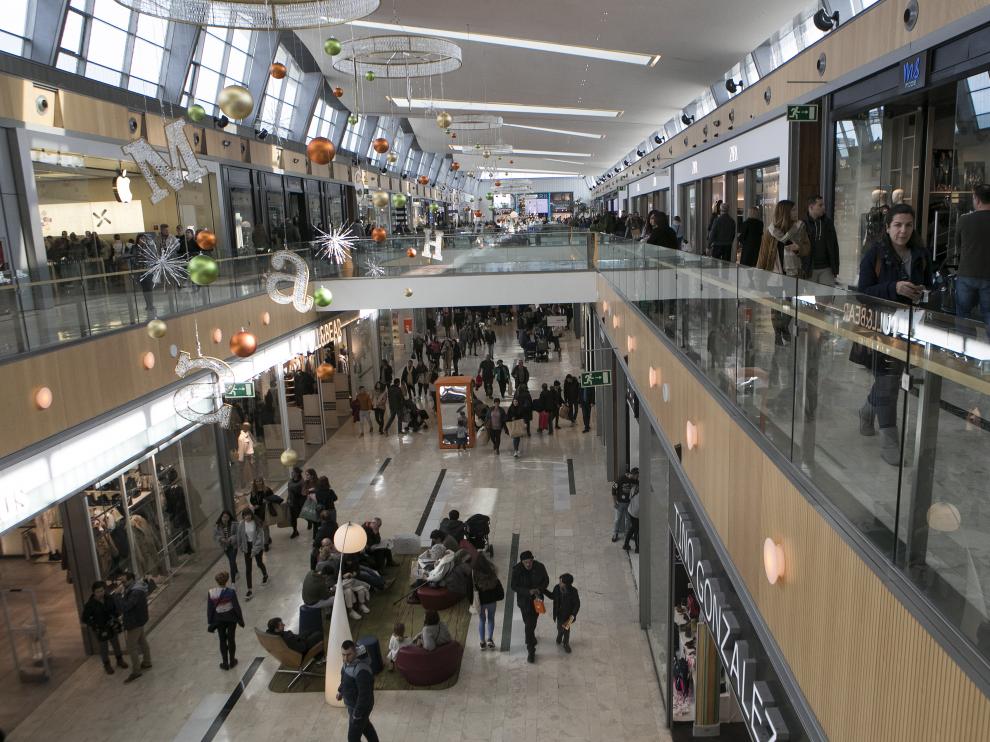 Imagen de las galerías comerciales de Puerto Venecia, este sábado, con la decoración navideña.