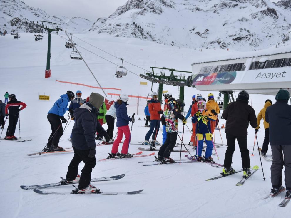 La estación de Formigal-Panticosa ha estrenado la temporada con buena afluencia y 31 kilómetros esquiables.