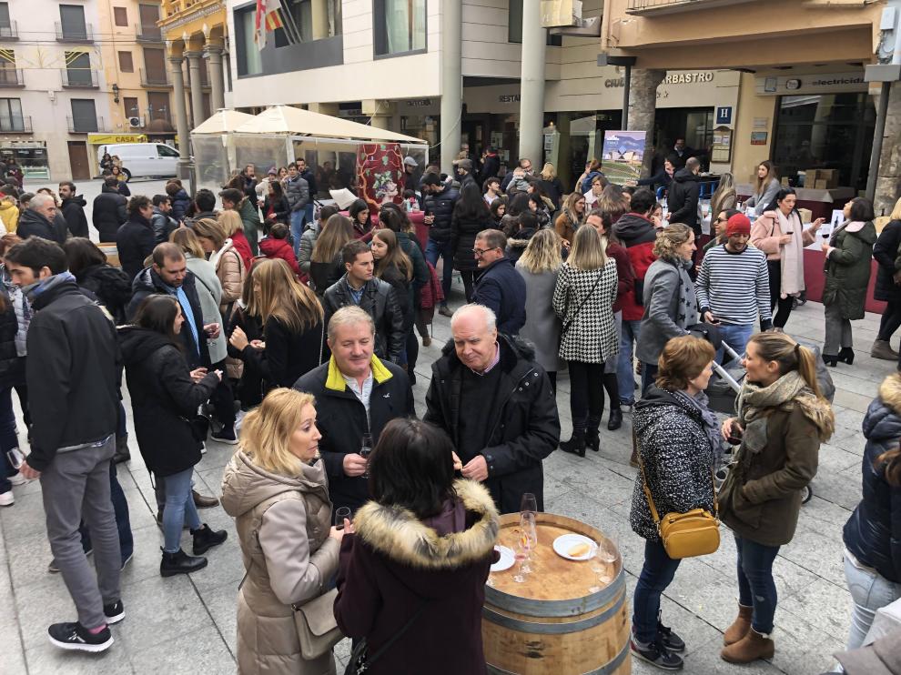 Celebración de la Barbastro ciudad de Vino dentro del programa de actos de Catando Somontano en la plaza del Mercado.