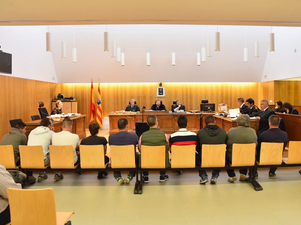 En el banquillo se sentaron inicialmente 13 acusados, aunque 5 fueron absueltos durante el juicio.