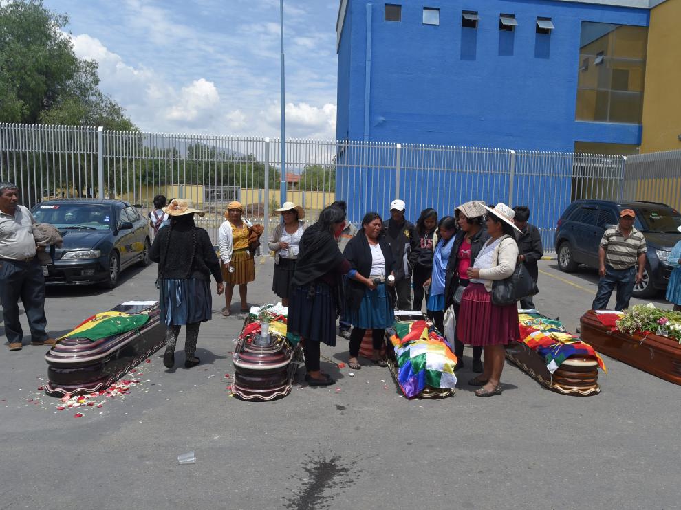 Familiares de los últimos fallecidos en Cochabamba lloran ante sus féretros