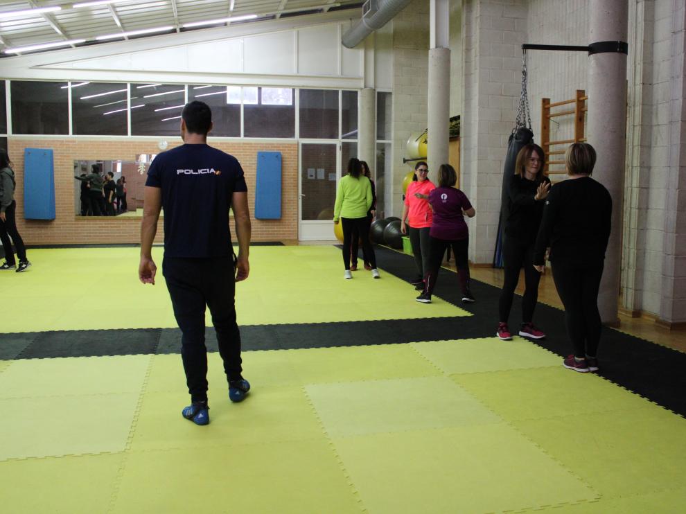 Las mujeres han practicado diferentes técnicas y movimientos de defensa personal.