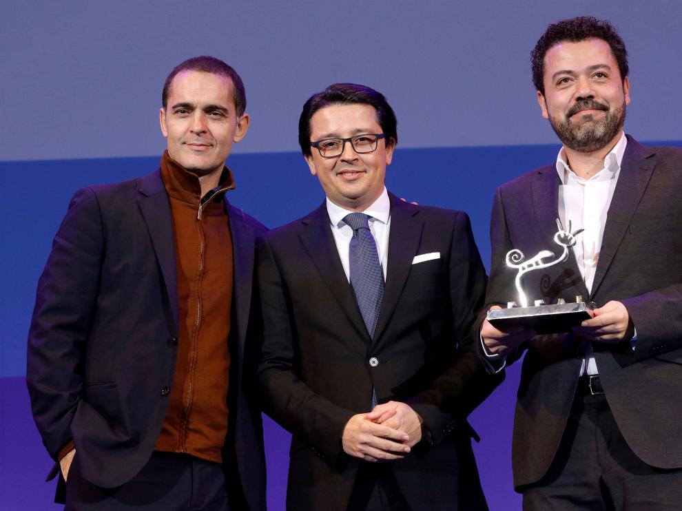 El actor Pedro Alonso y el productor Jesús Colmenar recogen el premio 'Filming Almería' a 'La Casa de Papel'.