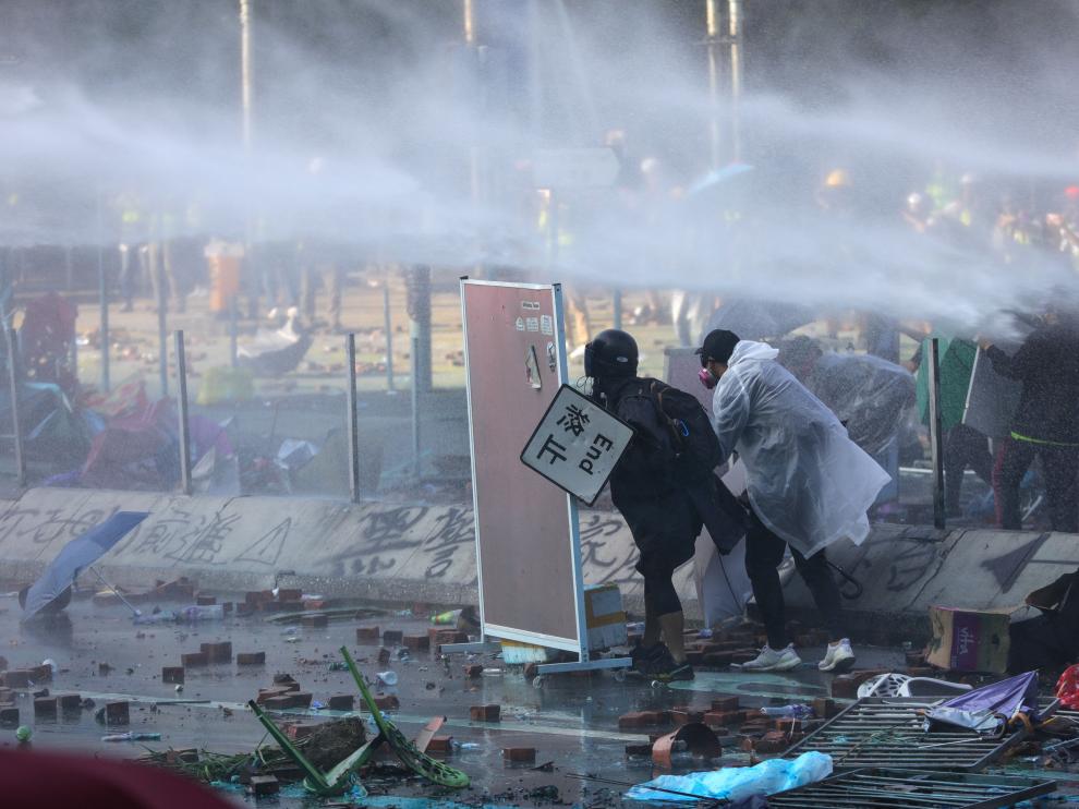 Hong Kong (China), 17/11/2019.- Pro-democracy protesters look on during clashes with police outside the Hong Kong Polytechnic University (PolyU), in Hong Kong, China, 17 November 2019. Hong Kong is in its sixth month of mass protests, which were originally triggered by a now withdrawn extradition bill and have since turned into a wider pro-democracy movement. (Protestas) EFE/EPA/FAZRY ISMAIL Protests in Hong Kong