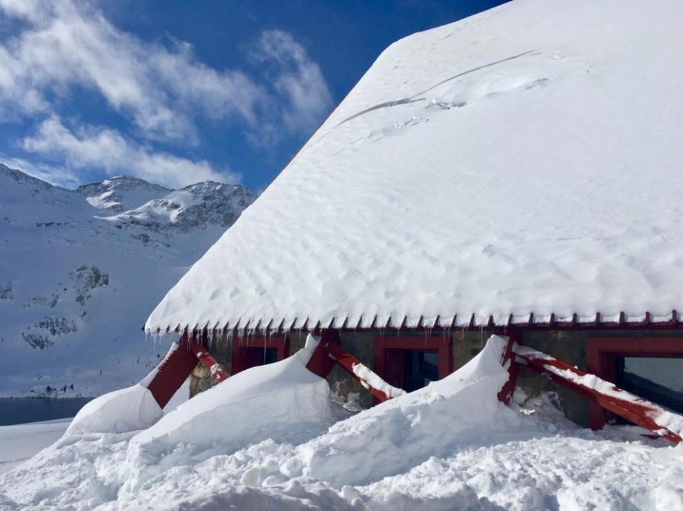 Así están los refugios de montaña del Pirineo oscense tras las repetidas nevadas.