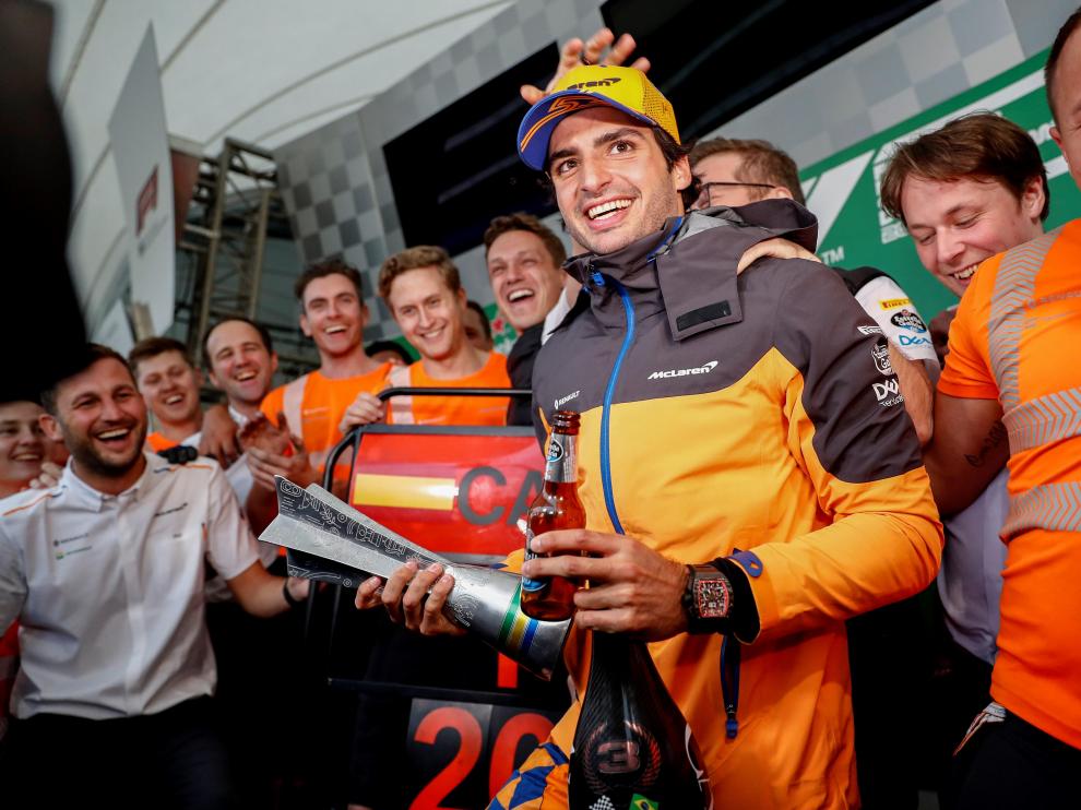 Sainz sube por primera vez al podio en Fórmula 1 tras la sanción de Hamilton
