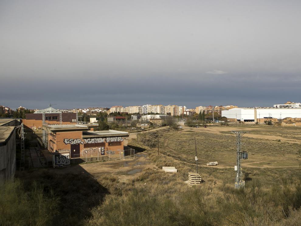 El cajón ferroviario sobre el que se prolongará Tenor Fleta es el eje central de los terrenos que se urbanizarán.