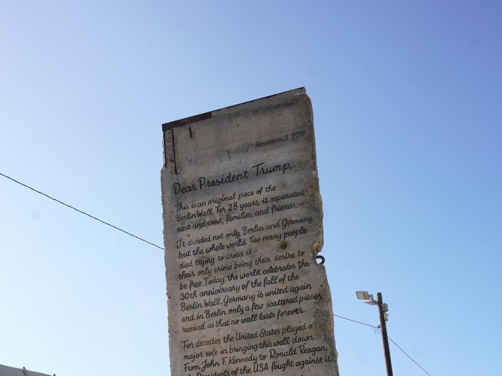 Trozo del Muro de Berlín con carta a Trump