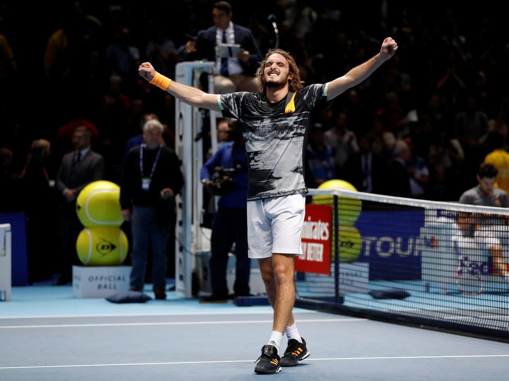 Stefanos Tsitsipas celebra su victoria en las Finales ATP.