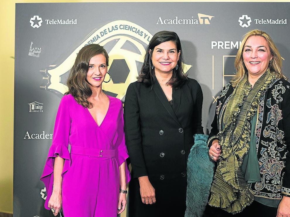 Carmen Ruiz, directora de Aragón TV; Teresa Azcona, directora general de Cartv, y Natalia Martínez, jefa de contenidos de Aragón TV, ayer, en la gala de entrega de los Premios Iris.