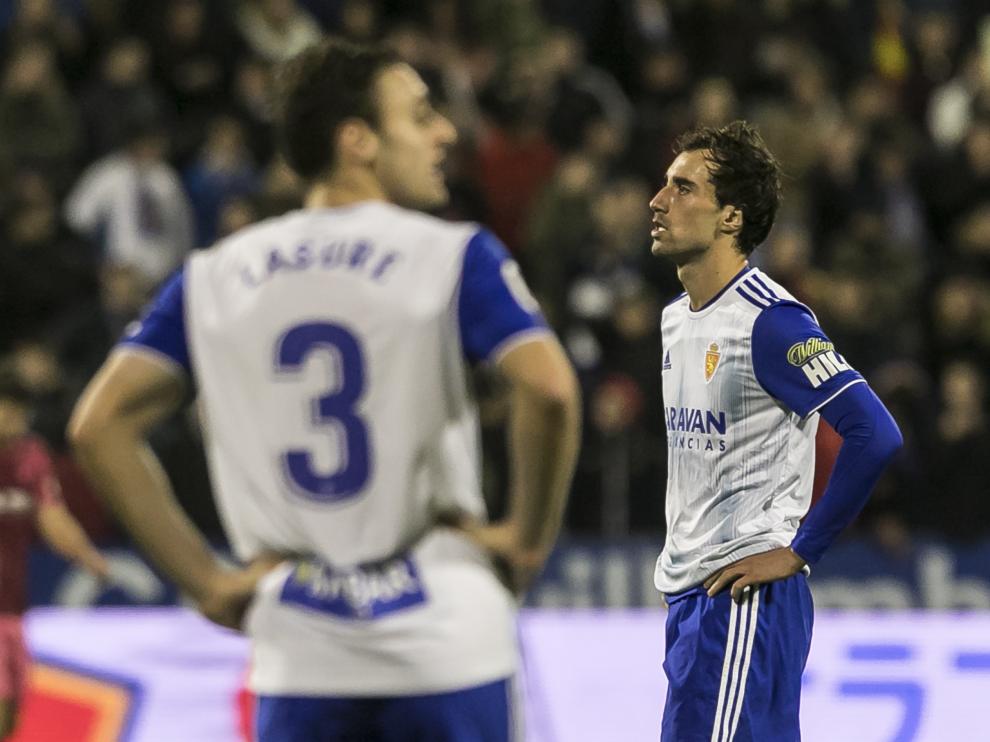 Eguaras y Lasure lamentan el desenlace del partido ante el Albacete.