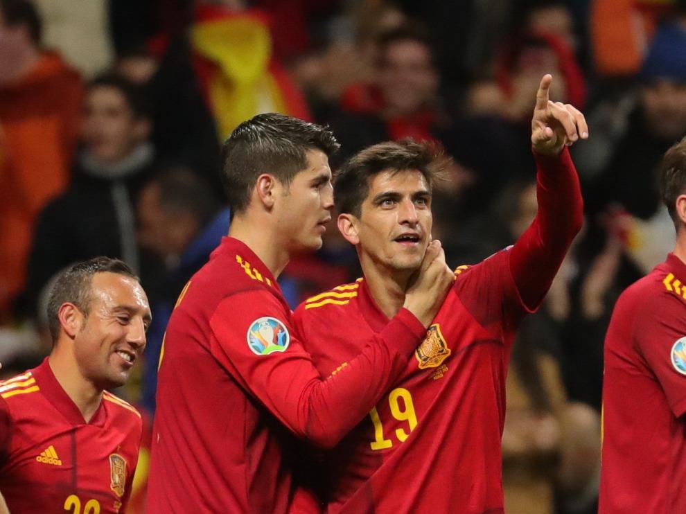 El delantero de la selección española Gerard Moreno (2d) celebra su gol, segundo del equipo ante la selección rumana,
