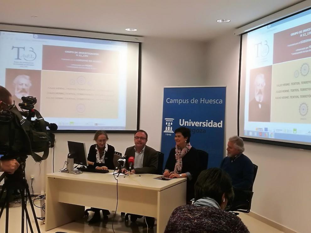El vicerrector del campus de huesca, José Domingo Dueñas, en el centro de la mesa durante la presentación del proyecto